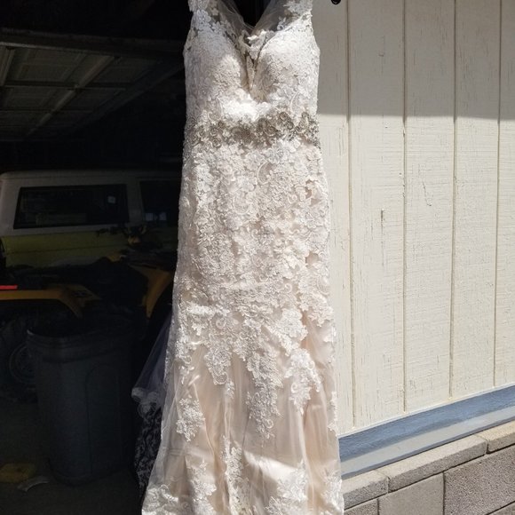 Wedding dress by Allure Bridals - Picture 4 of 6